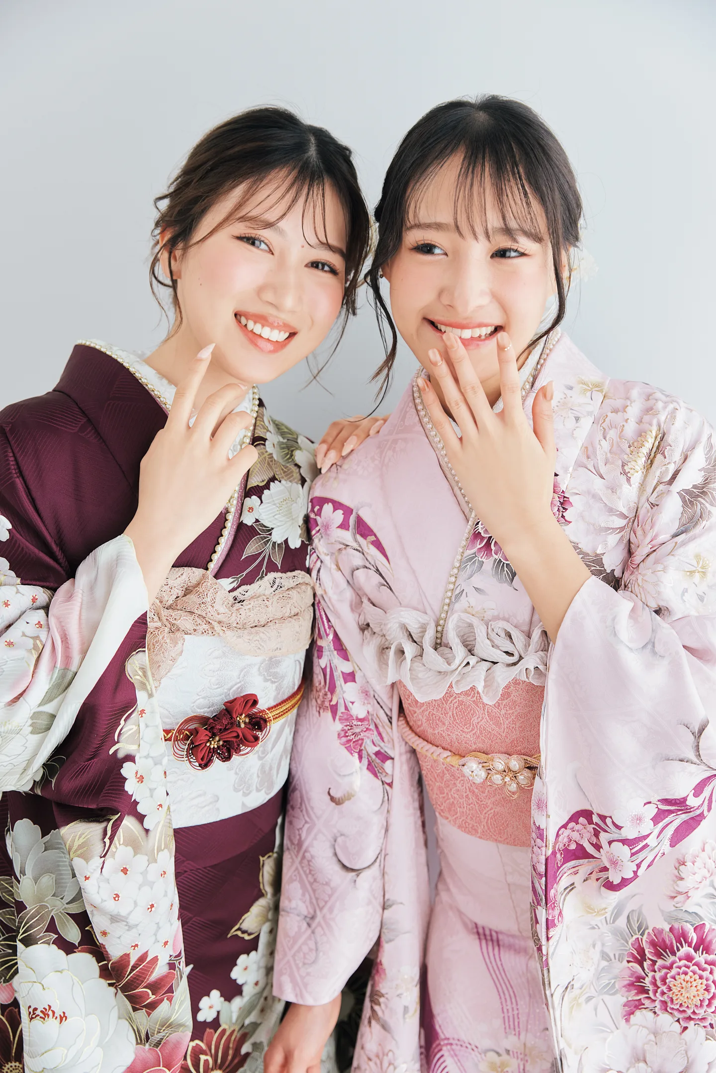 振袖姿の2人の女性