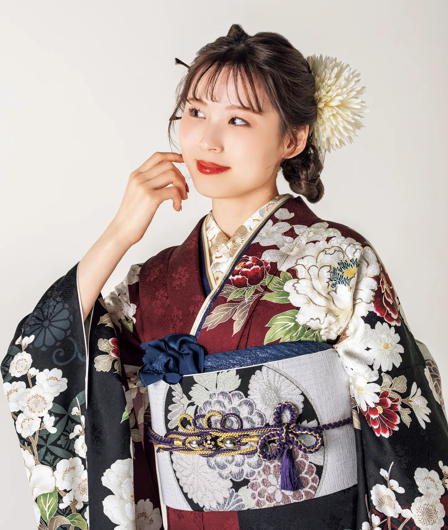 深紅の振袖姿の女性